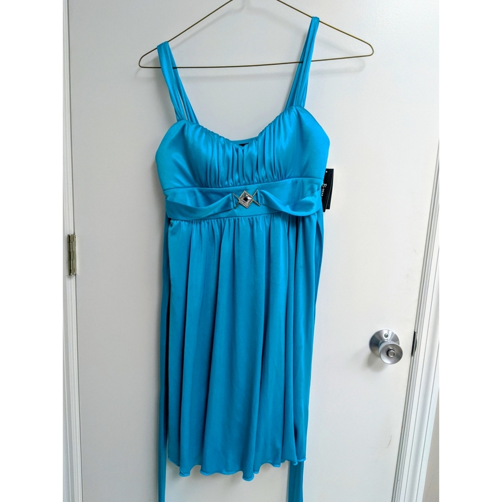 ✨NWT silky Junior's dress teal w gem